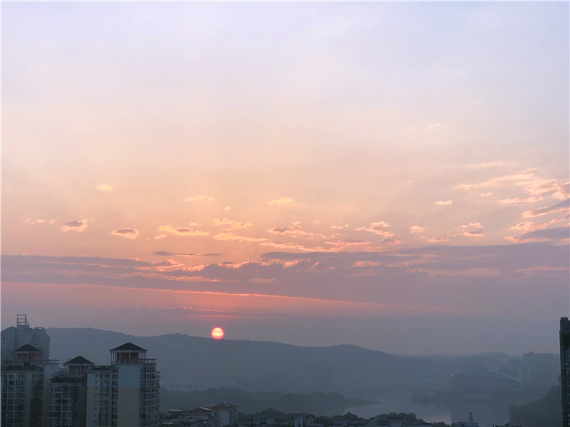 朝陽、晨曦、剪影與風(fēng)卷云舒(圖1)